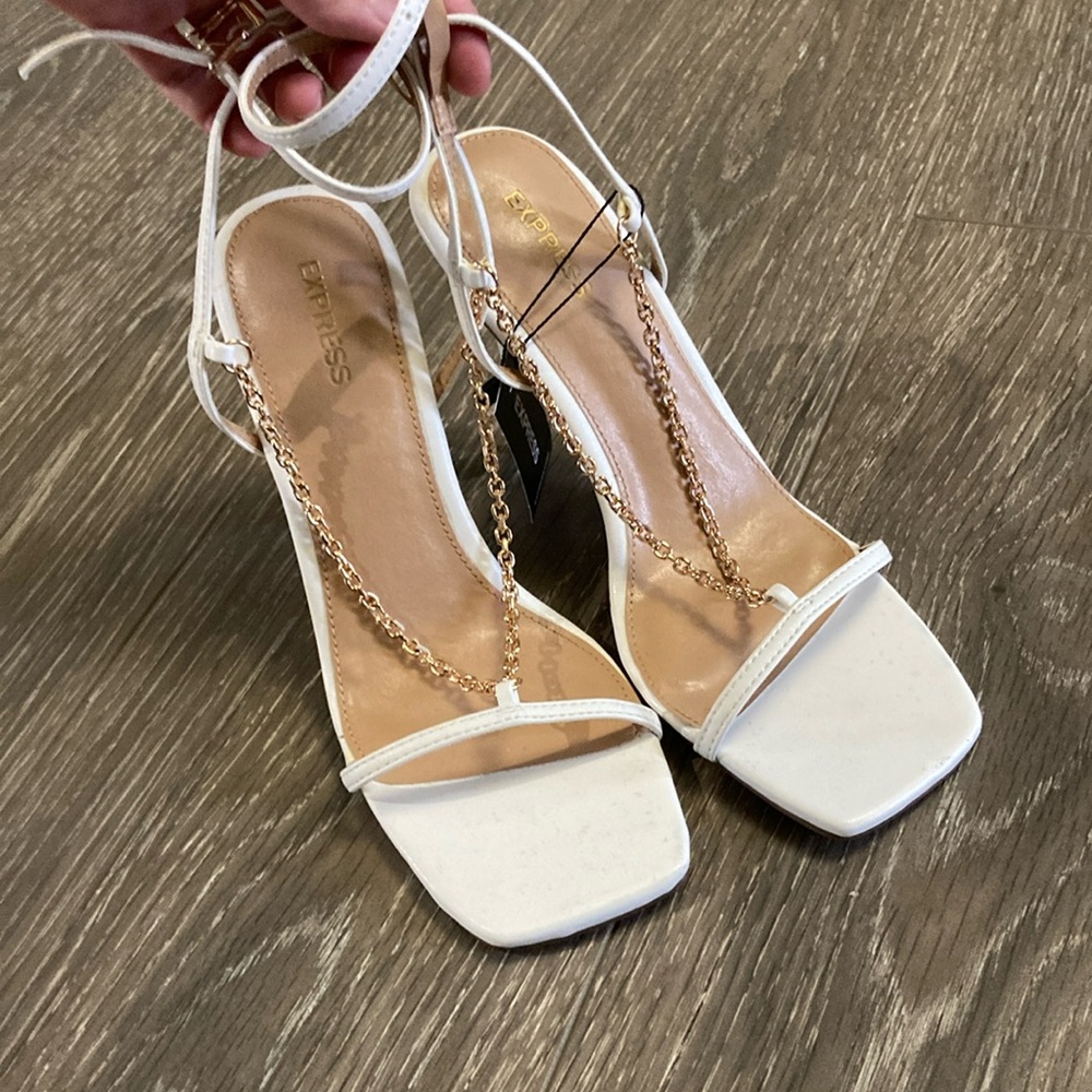Express sandals with gold chain